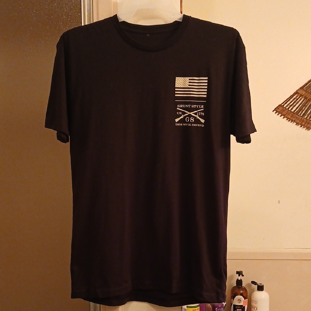 Grunt Style Black Tee with Flag Design Tee. Mens Sz.L‎